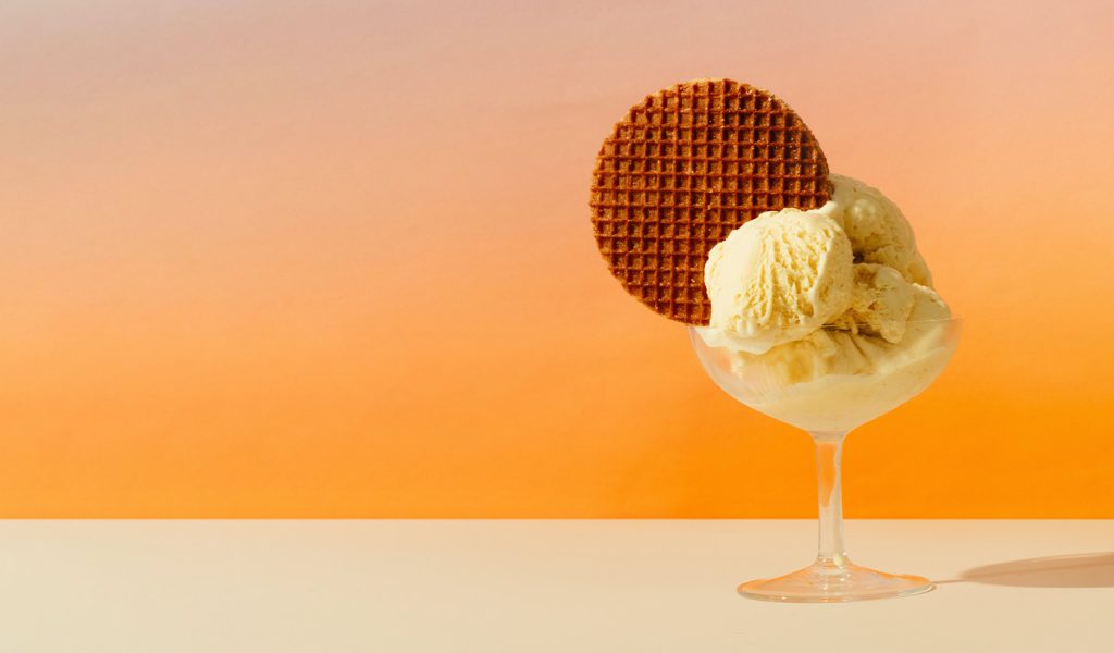Gradient photography with an ice cream cup in front of an orange gradient